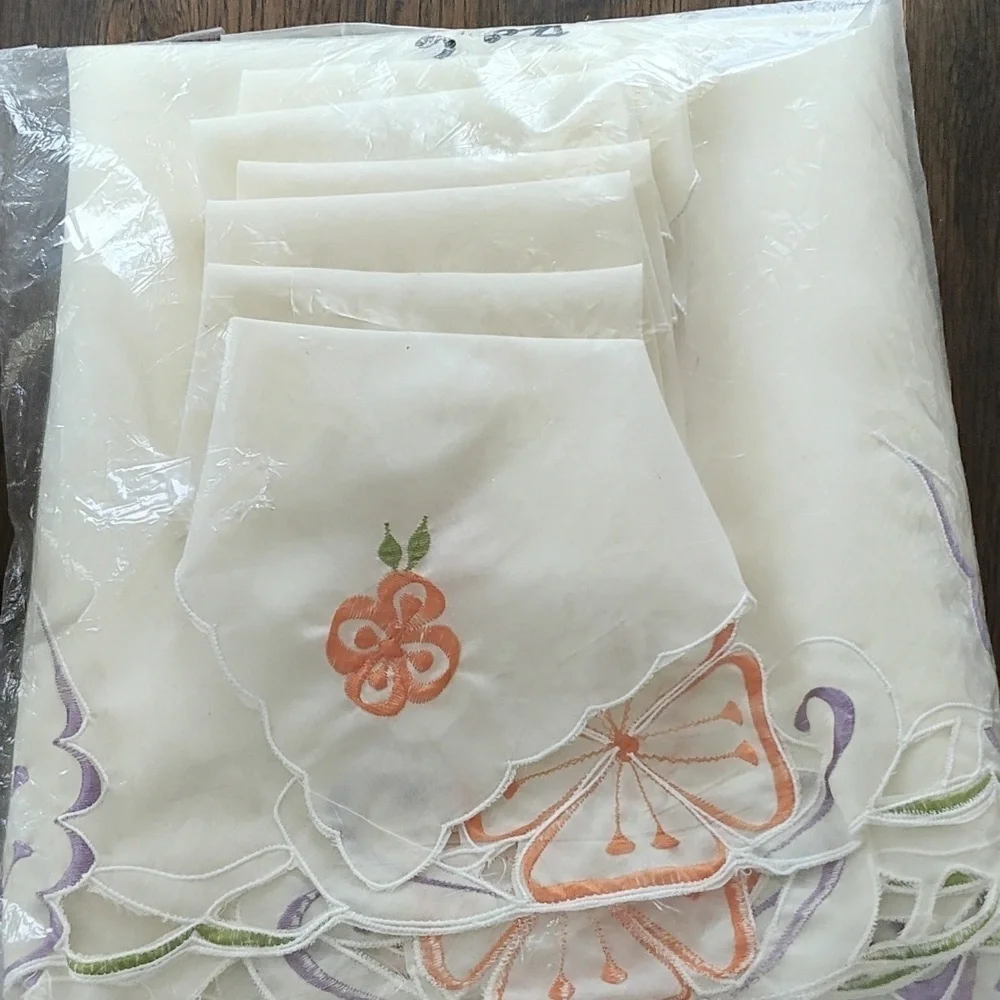 NEW Vintage HAND MADE Embroidered Tablecloth SET